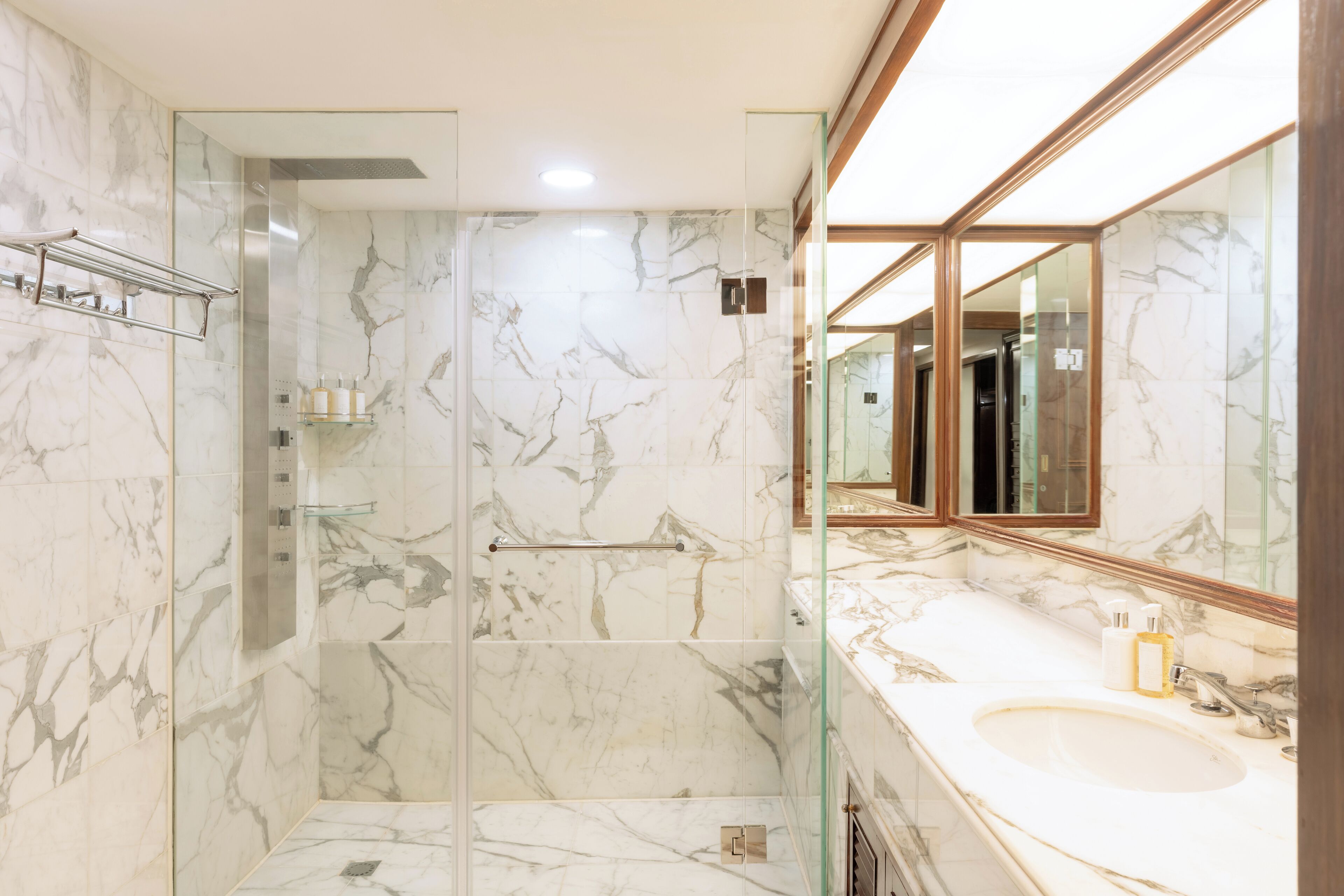 suite, 3 bedrooms | bathroom | eco-friendly toiletries, hair dryer, bathrobes, slippers