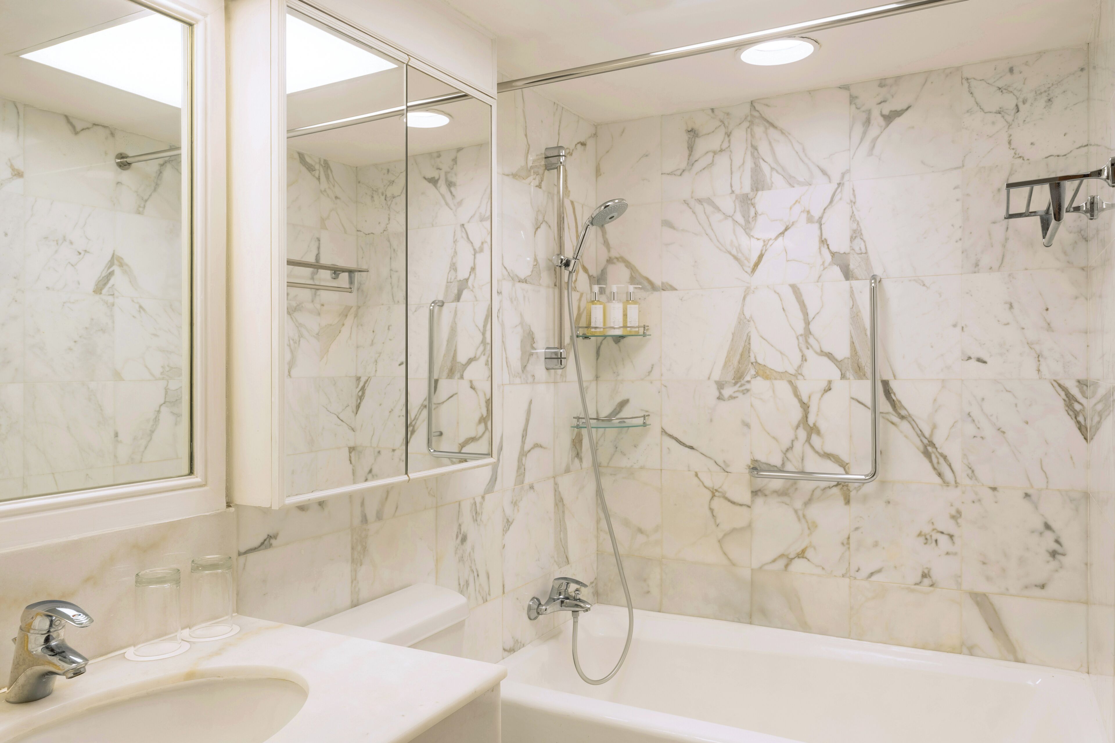 Suite, 3 Bedrooms | Bathroom | Eco-friendly toiletries, hair dryer, bathrobes, slippers