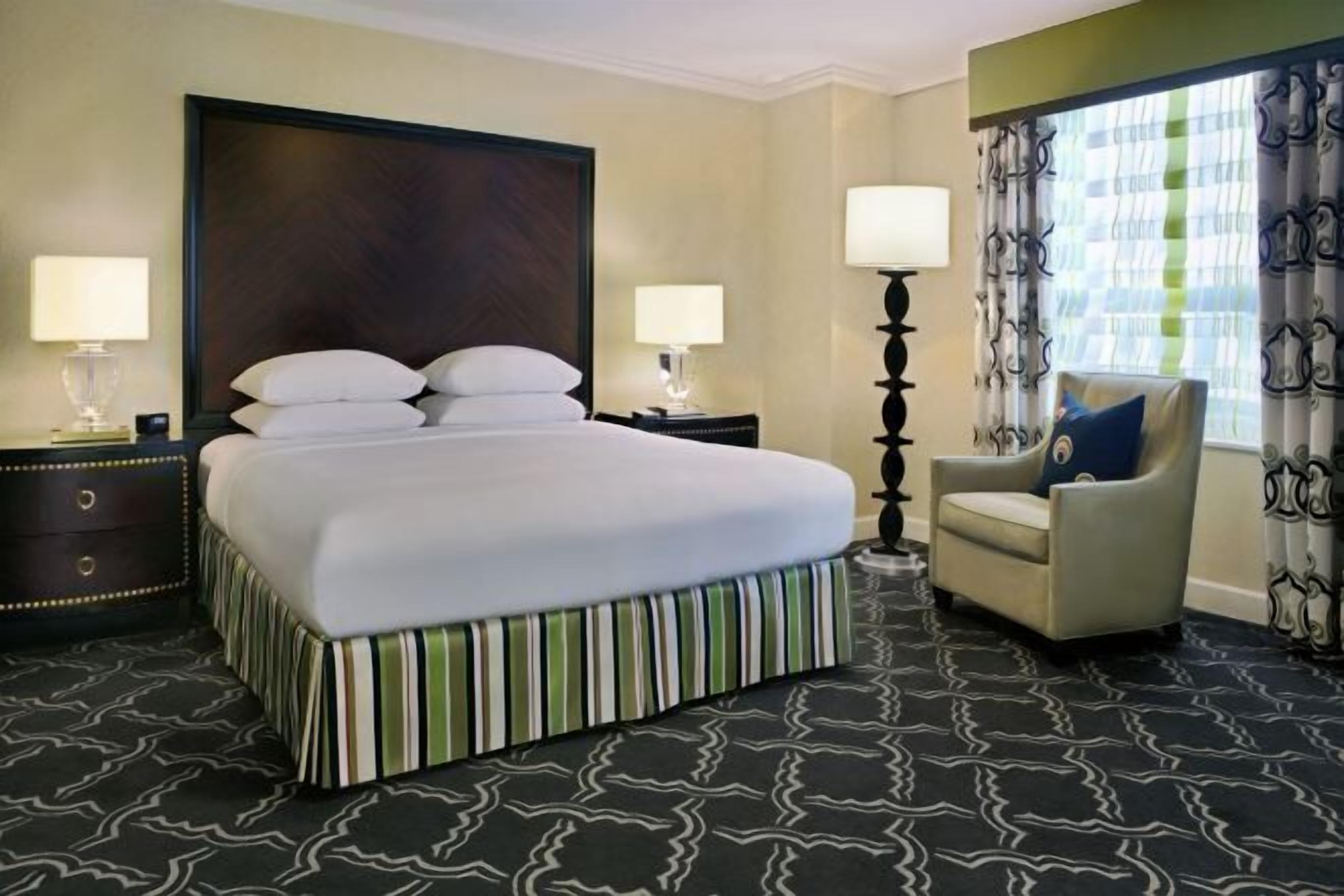 Ropa de cama de alta calidad, camas con pillow-top y minibar 