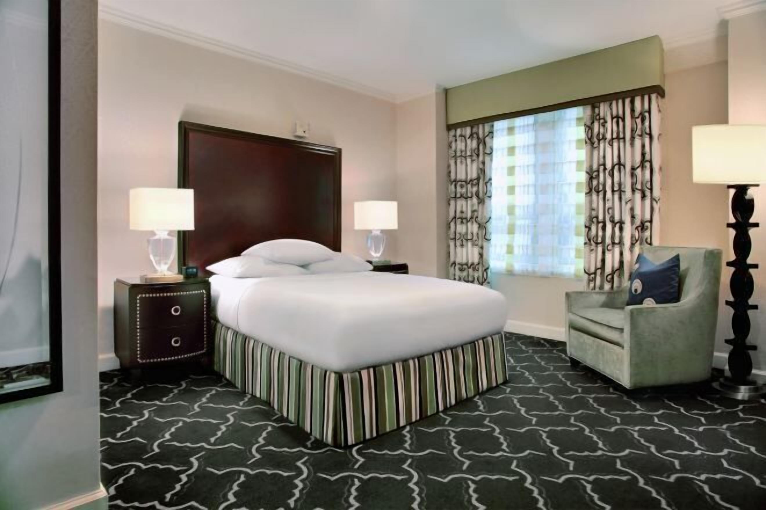 Ropa de cama de alta calidad, camas con pillow-top y minibar 