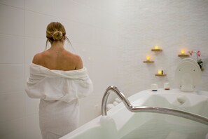 Couples treatment rooms, body treatments, hydrotherapy, body wraps - Palmer House a Hilton Hotel (Chicago)