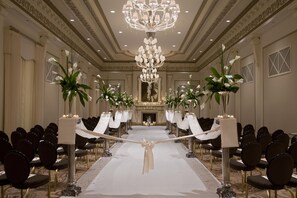 A grand hall with a long table, chairs, and a chandelier. - Palmer House a Hilton Hotel (Chicago)