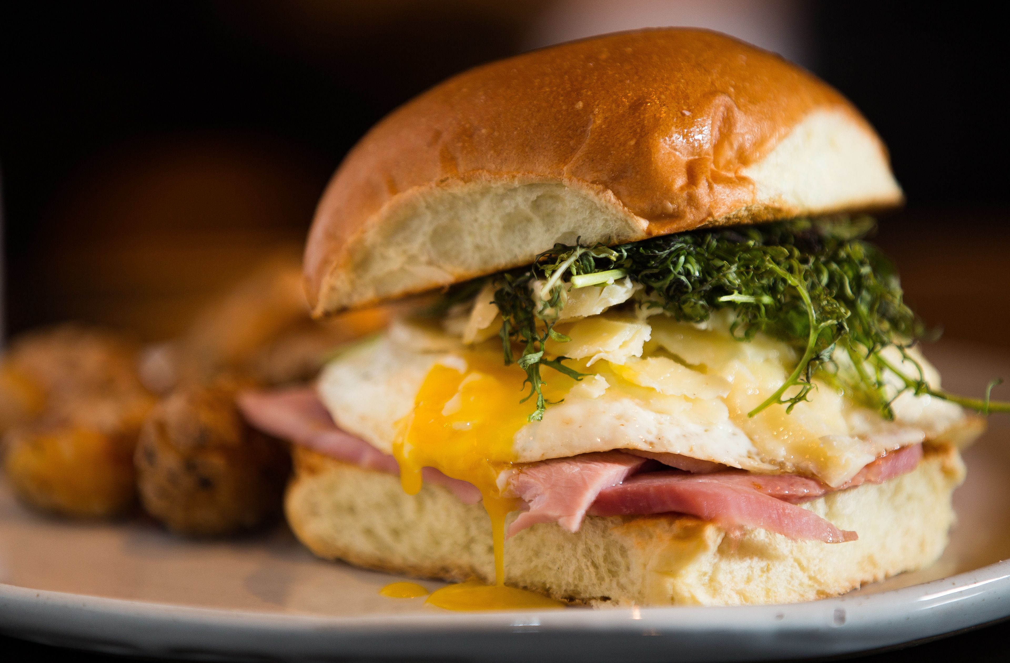 فطور مُعَد للتناول بالخارج يوميًا مقابل رسوم