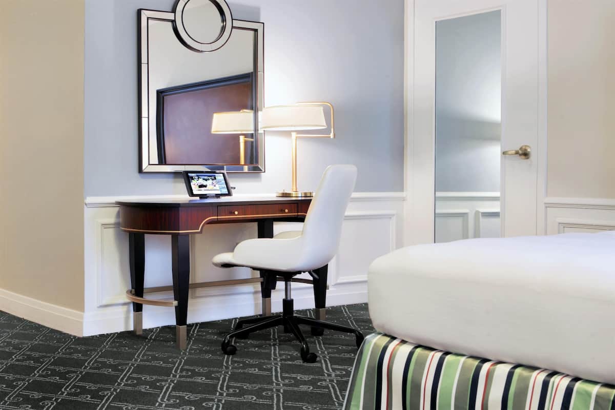 Luxe beddengoed, pillowtop-bedden, een minibar, een kluis op de kamer