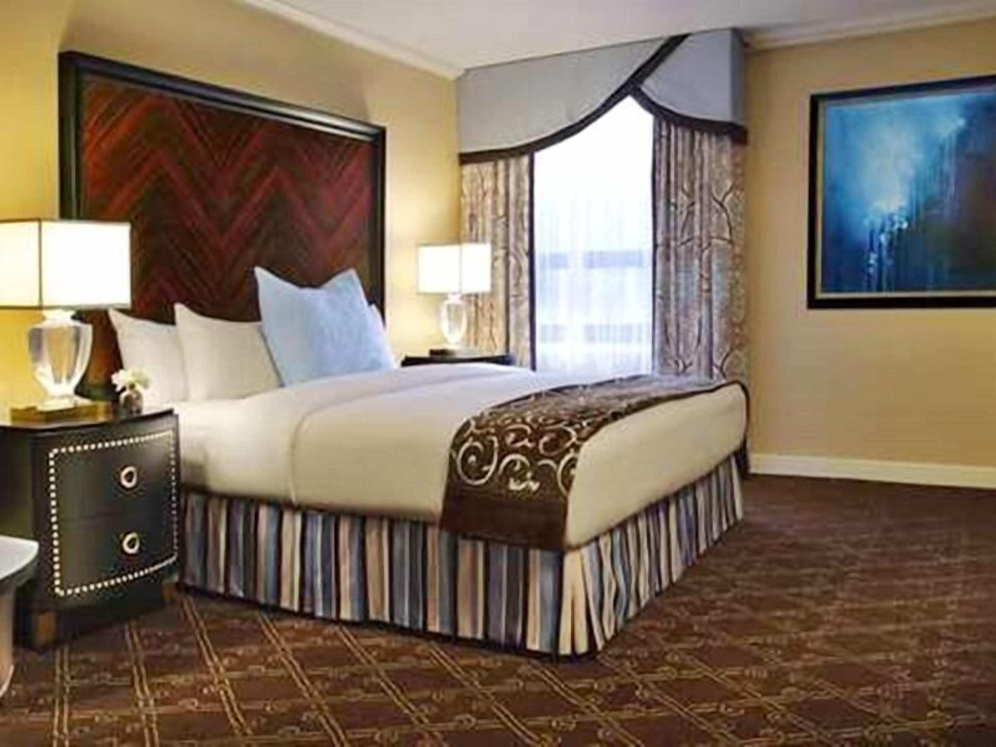 เครื่องนอนระดับพรีเมียม, เตียงพร้อมฟูกเสริมที่นอน, มินิบาร์