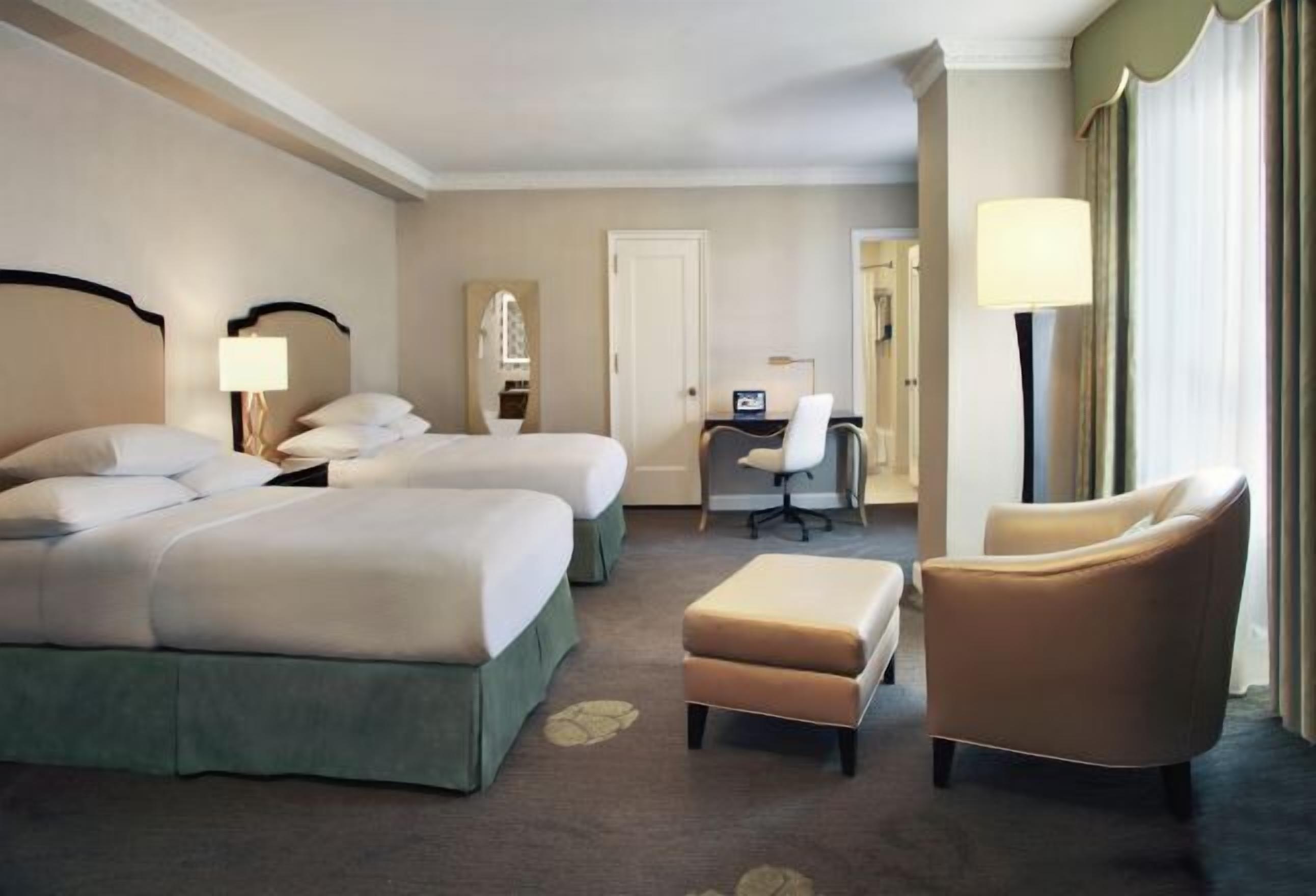 Ropa de cama de alta calidad, camas con pillow-top y minibar 