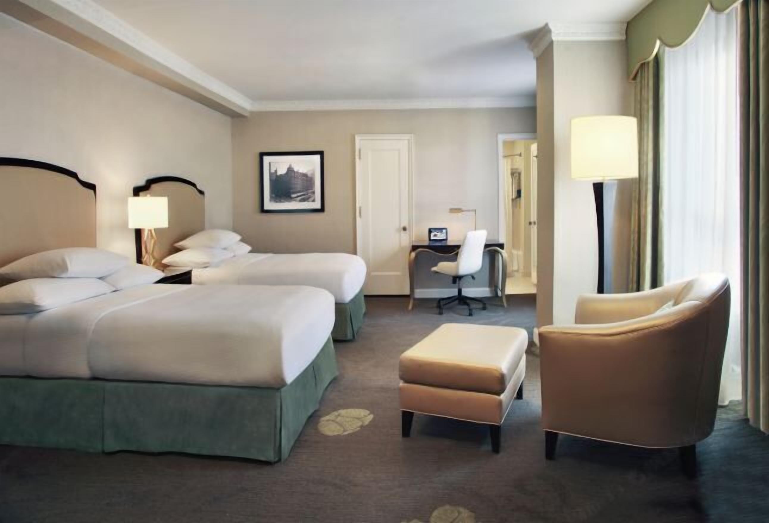 Ropa de cama de alta calidad, camas con pillow-top y minibar 