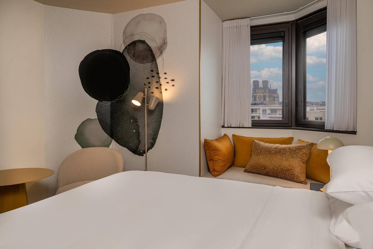 premium bedding, minibar, in-room safe, blackout curtains