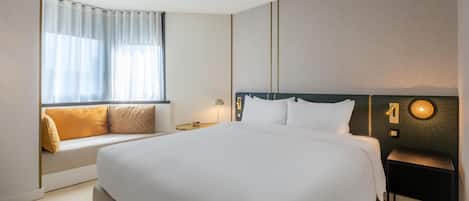 Seprai premium, minibar, brankas, dan tirai kedap cahaya