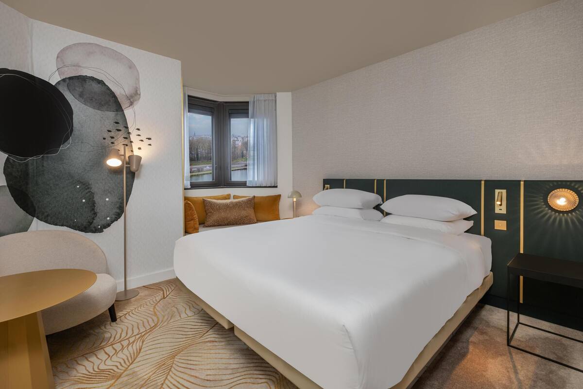 Room, 1 King Bed, Canal View