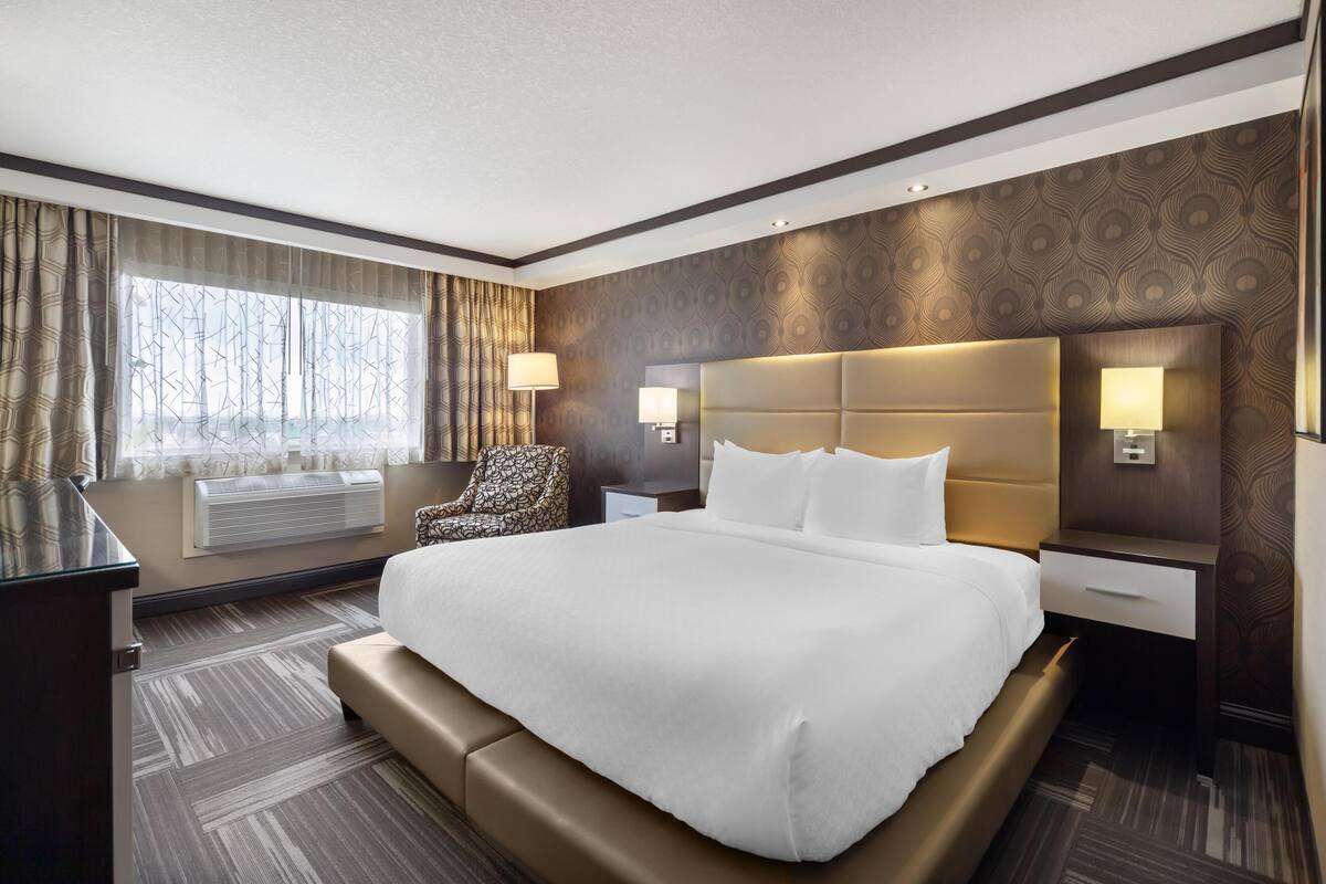 Executive Room, 1 King Bed, Non Smoking | Hypo-allergenic bedding available, desk, laptop workspace