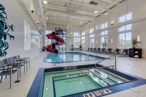 Piscine intérieure, chaises longues