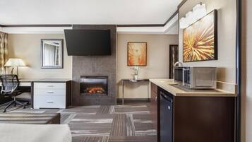 Suite, 1 King Bed, Non Smoking, Jetted Tub | Hypo-allergenic bedding, individually furnished, desk, laptop workspace