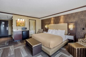 Standard Room, 1 King Bed, Non Smoking (Walk-in Shower) | Hypo-allergenic bedding, individually furnished, desk, laptop workspace