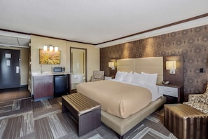 Standard Room, 1 King Bed, Non Smoking (Walk-in Shower) | Hypo-allergenic bedding, individually furnished, desk, laptop workspace