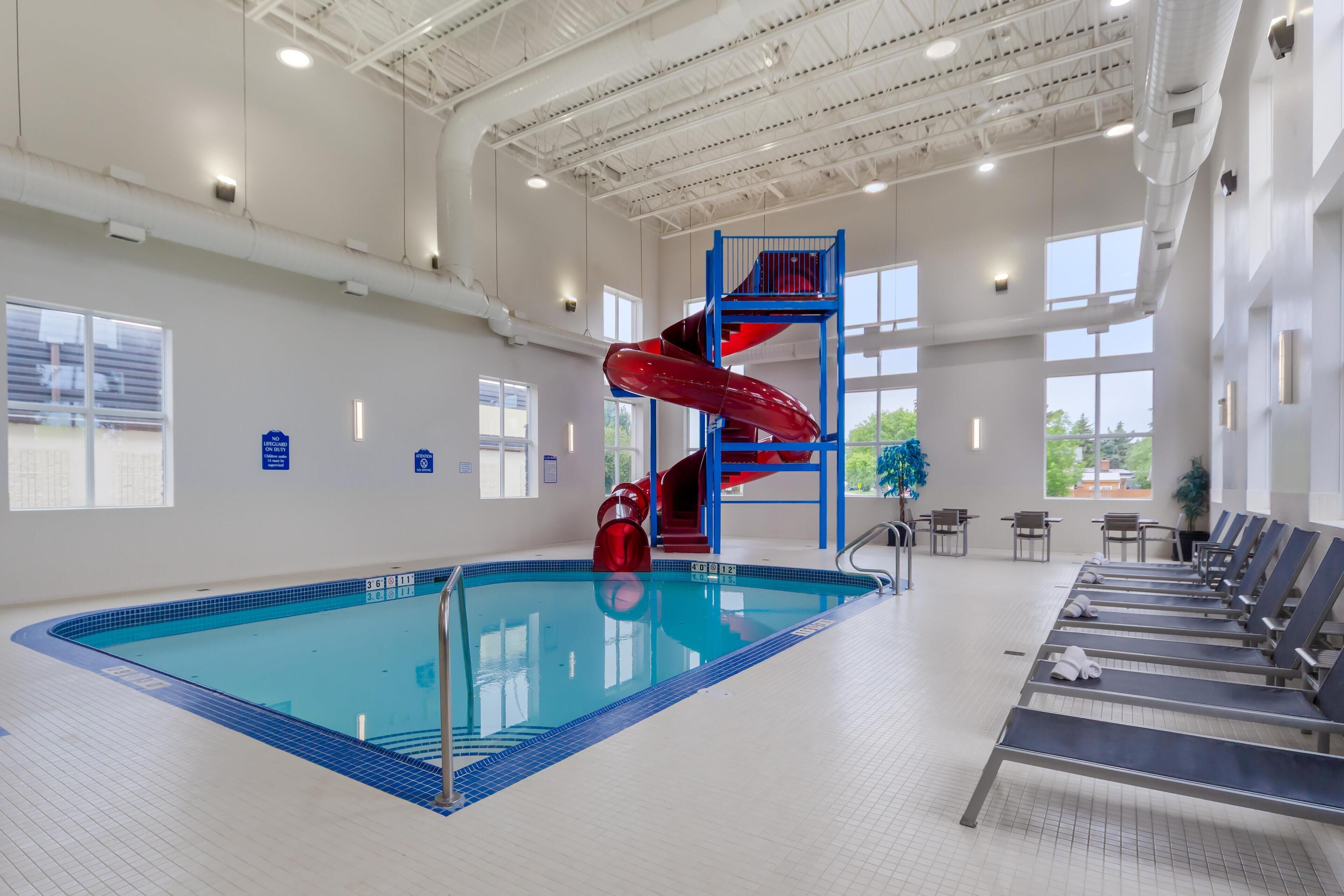 Piscina interna, funciona das 8h às 23h, espreguiçadeiras