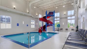 Piscina interna, funciona das 8h às 23h, espreguiçadeiras