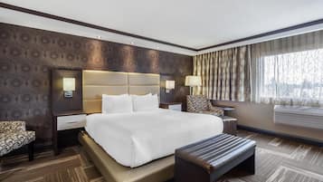 Suite, 1 cama de matrimonio grande, no fumadores, bañera de hidromasaje | Ropa de cama hipoalergénica, mobiliario individual, escritorio