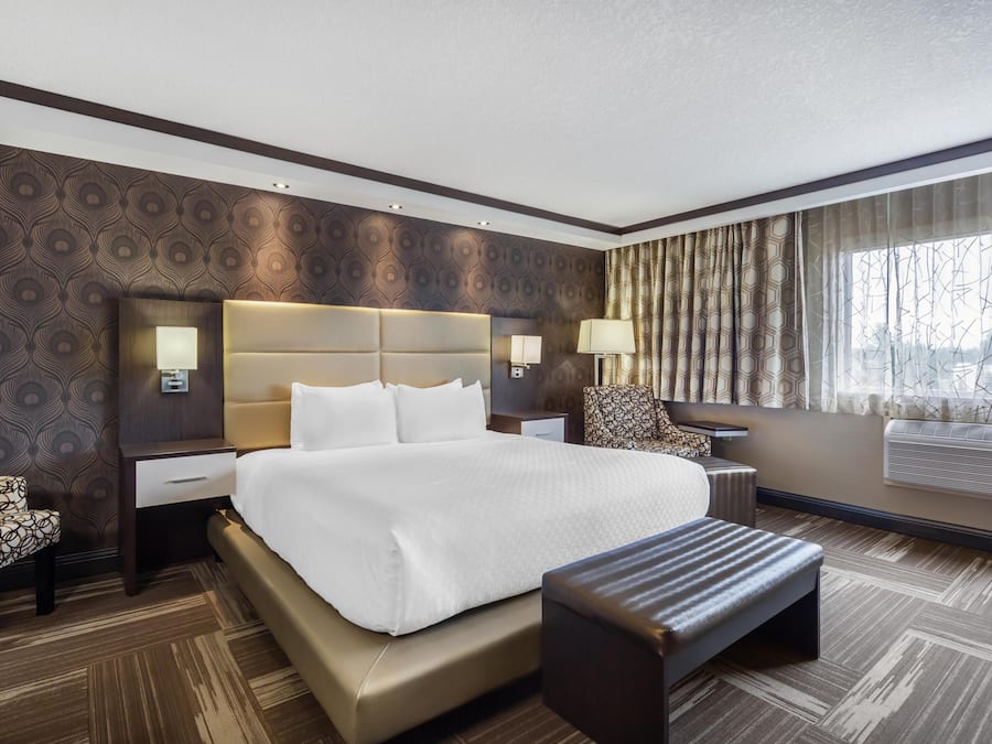 Suite, 1 King Bed, Non Smoking, Jetted Tub | Hypo-allergenic bedding, individually furnished, desk, laptop workspace