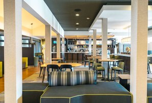 Breakfast and dinner served - Sonesta Select Camarillo (Camarillo)