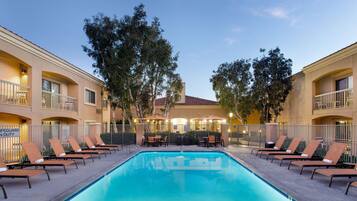 Piscina all'aperto, lettini