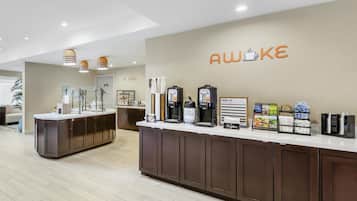 Una moderna estación de café con mostrador, máquinas de café y un letrero que dice "Awoke".