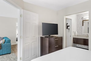 Desk, laptop workspace, iron/ironing board, free WiFi