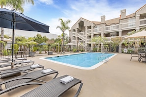 Outdoor pool, pool loungers - Sonesta ES Suites Chatsworth (Chatsworth)