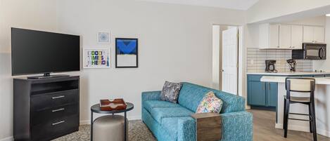 Escritorio y espacio para trabajar con un portátil