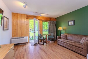 Standard Room, 1 Queen Bed (1st Floor) | Blackout drapes, iron/ironing board, free WiFi, bed sheets