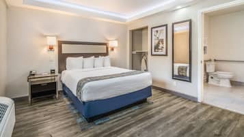 Zimmer, 1 Queen-Bett, barrierearm | 1 Schlafzimmer, hochwertige Bettwaren, Zimmersafe, Schreibtisch