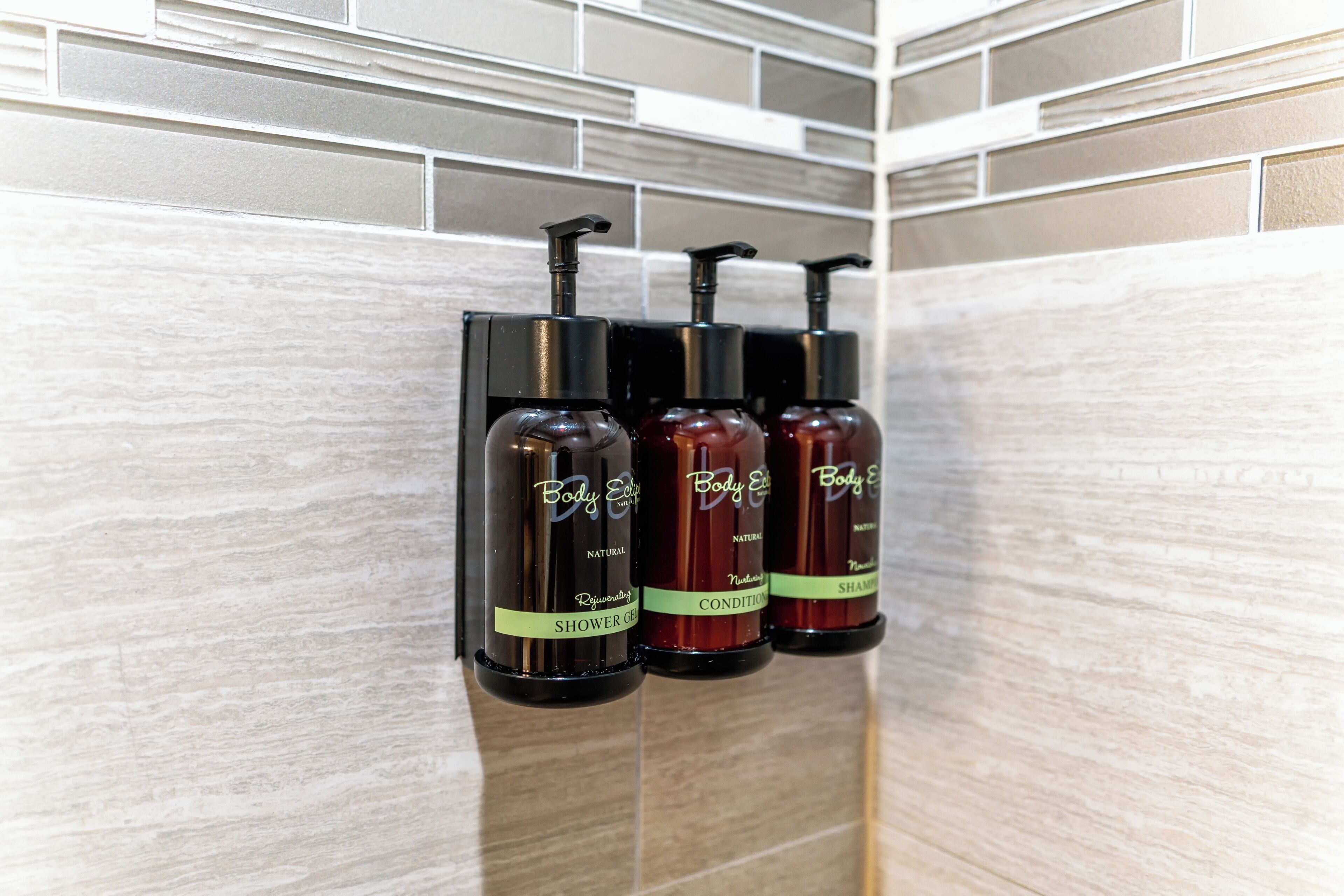 combined shower/bathtub, eco-friendly toiletries, hair dryer, towels