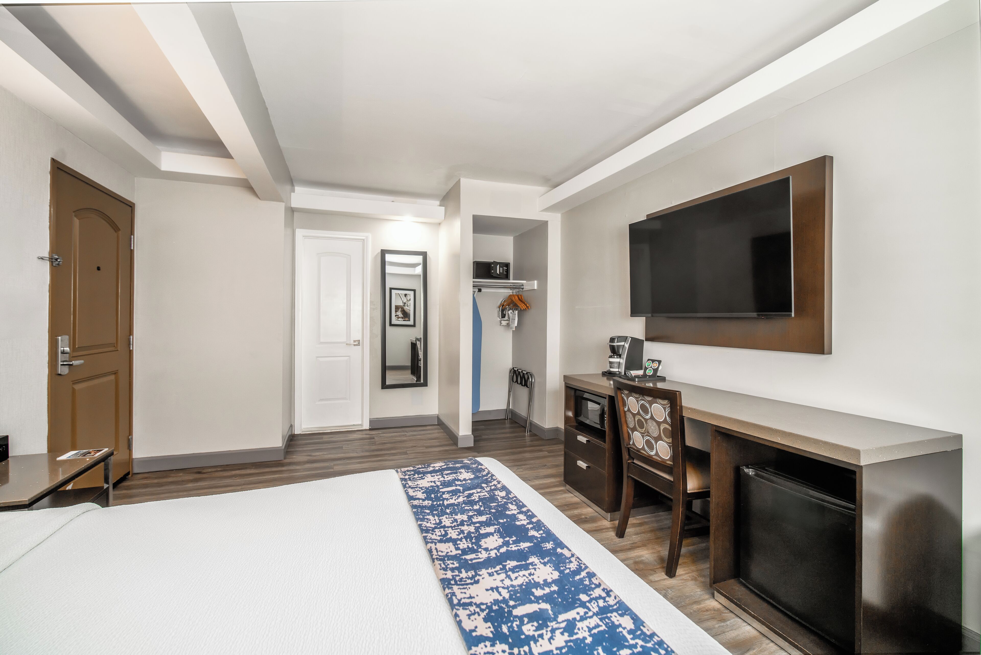 room, 1 queen bed | premium bedding, in-room safe, desk, laptop workspace