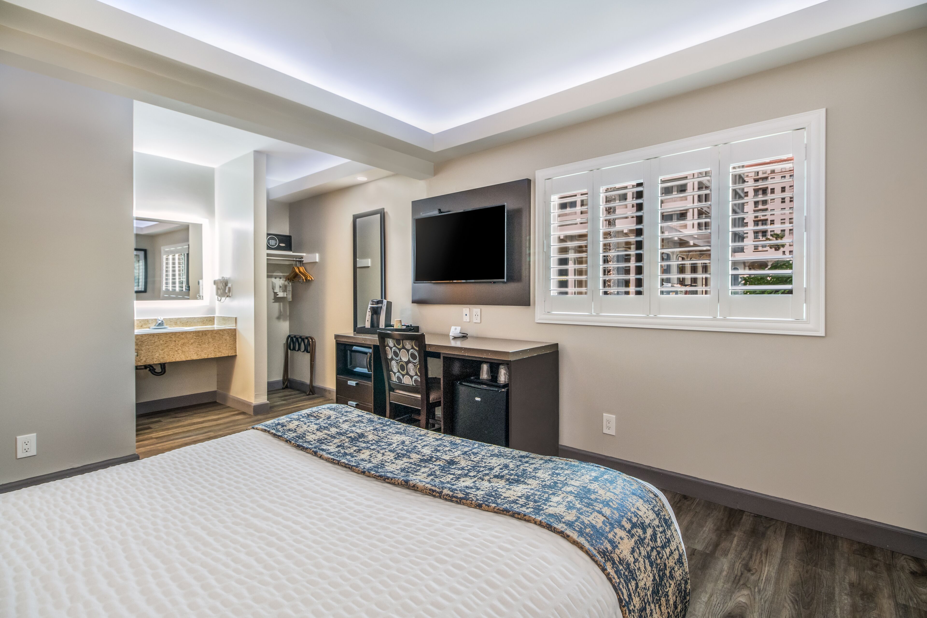 room, 1 double bed | premium bedding, in-room safe, desk, laptop workspace