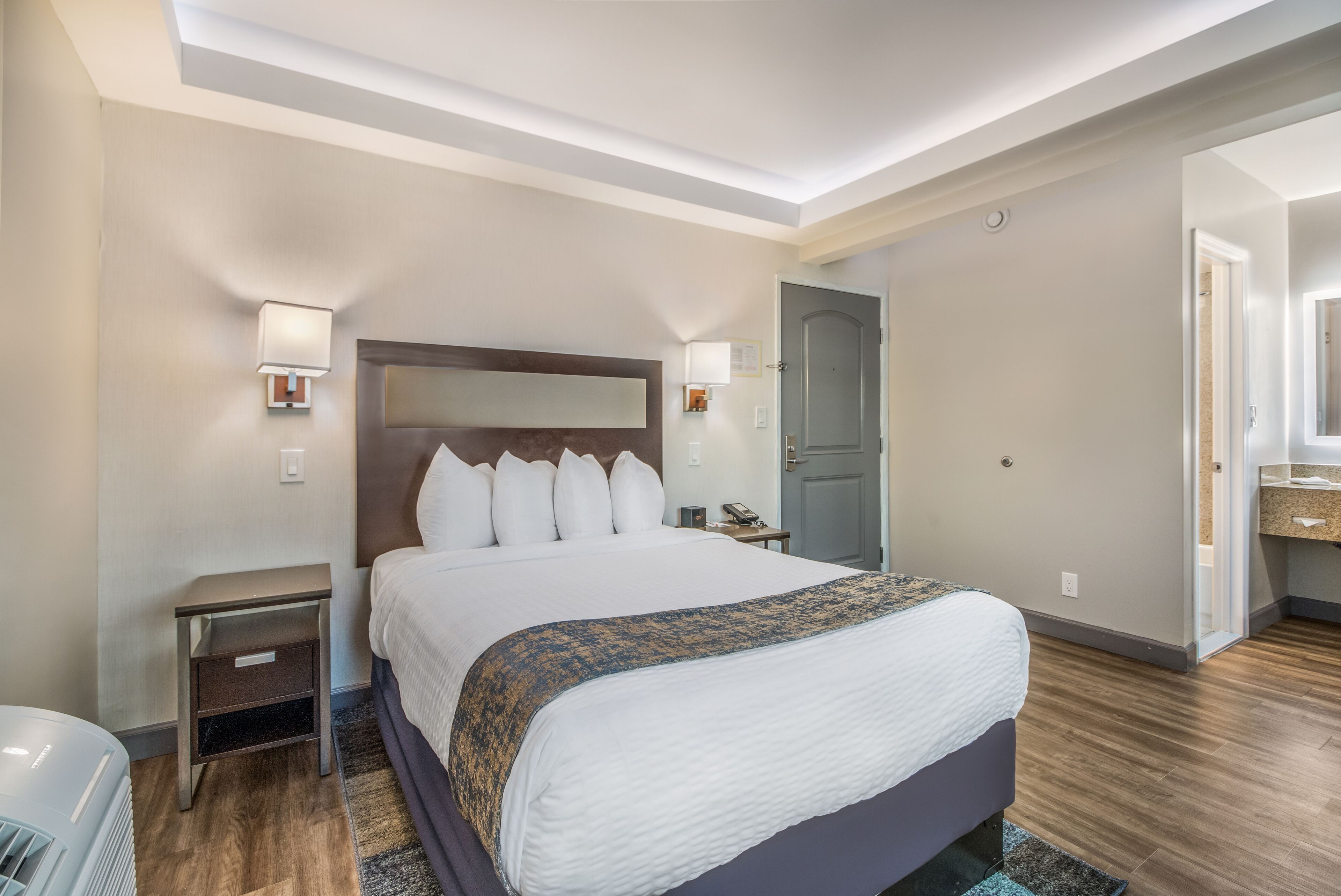 room, 1 double bed | premium bedding, in-room safe, desk, laptop workspace