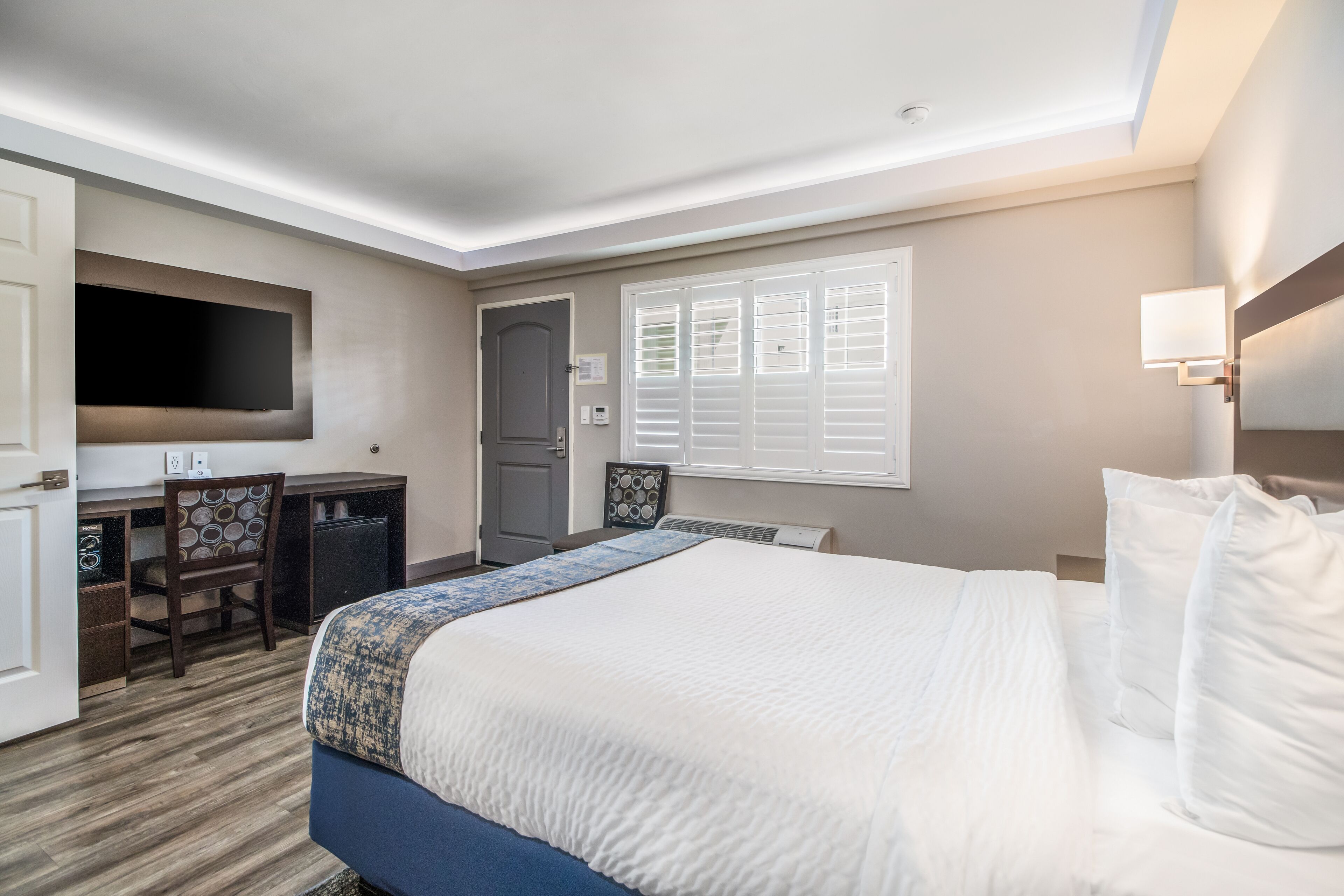 room, 1 queen bed, mobility accessible | premium bedding, in-room safe, desk, laptop workspace