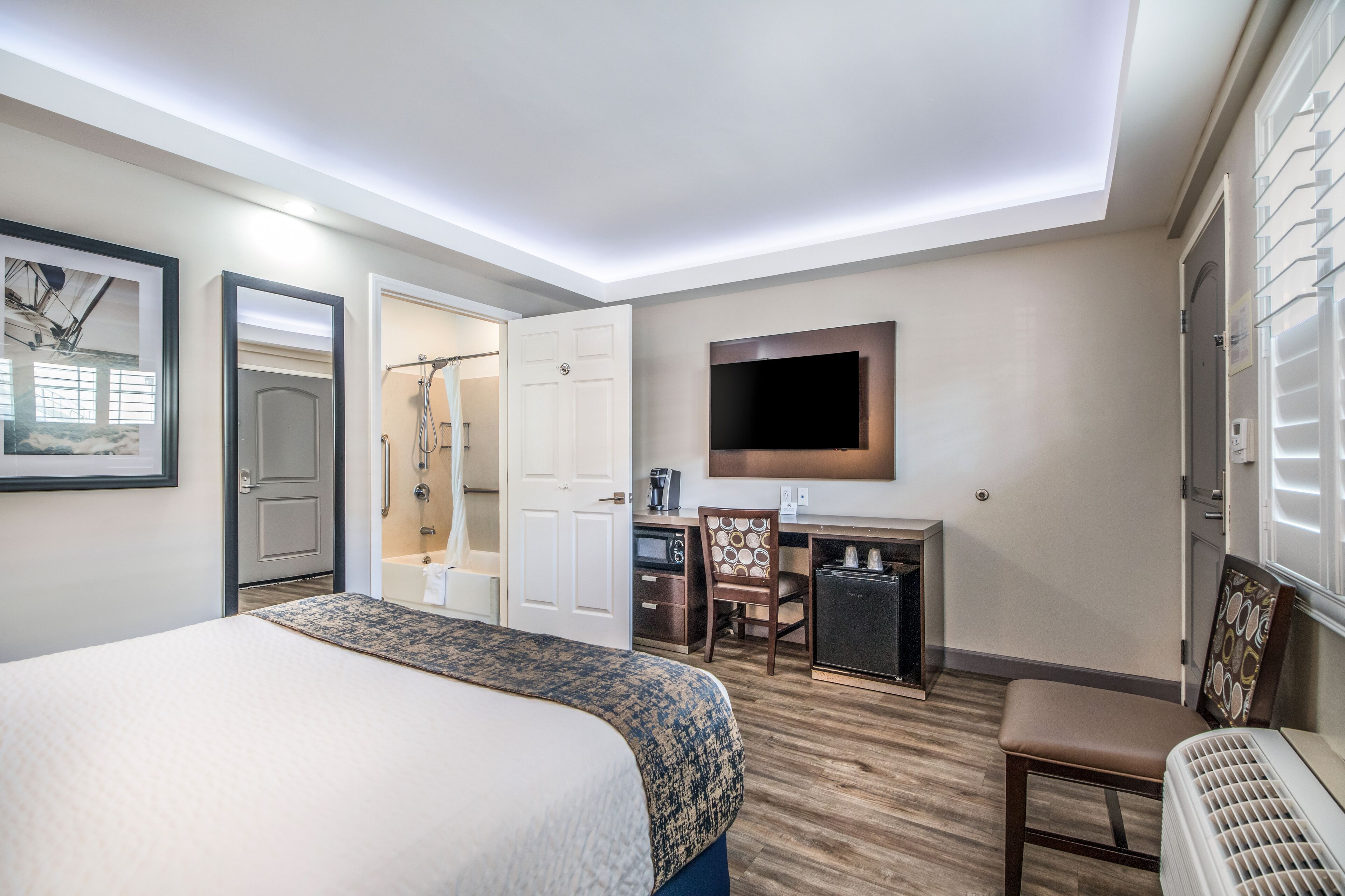 room, 1 queen bed, mobility accessible | premium bedding, in-room safe, desk, laptop workspace