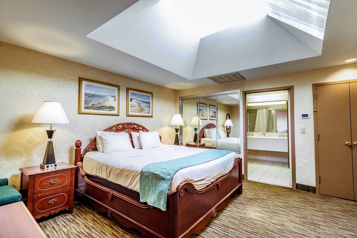 Deluxe Room, 1 King Bed, Non Smoking | In-room safe, desk, blackout curtains, iron/ironing board