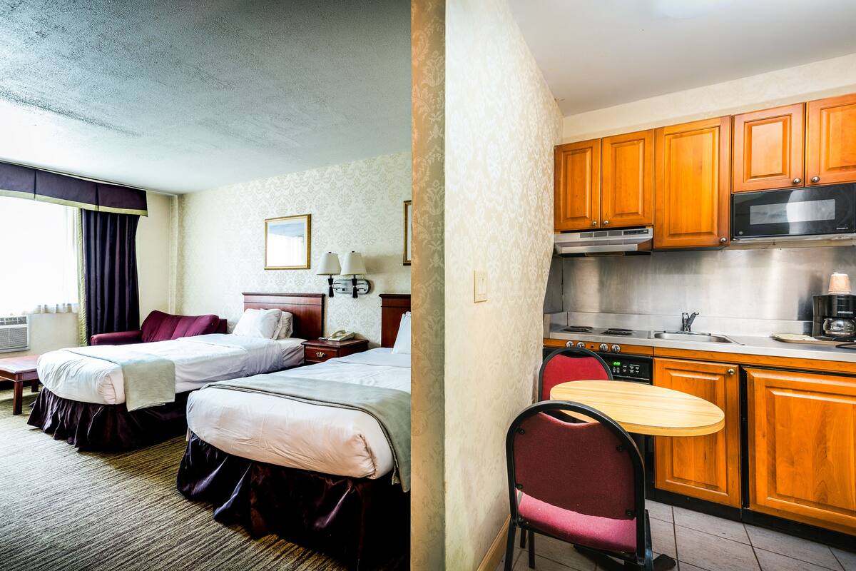 Studio, 2 Double Beds, Kitchenette | Private kitchen | Coffee/tea maker, fridge
