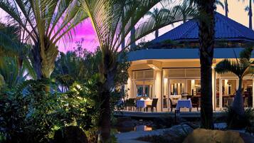 2 restaurants, breakfast, lunch served; local and international cuisine