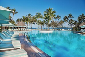 Piscina externa, guarda-sóis, espreguiçadeiras