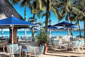 Plage, chaises longues, parasols, serviettes de plage