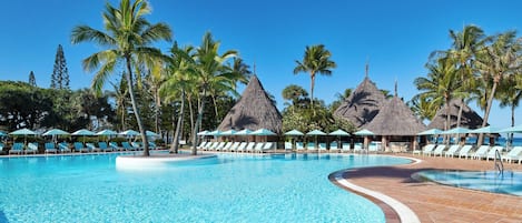 Utendørsbasseng, bassengparasoller og solsenger