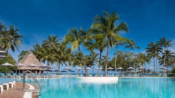 Piscine extérieure, parasols de plage, chaises longues