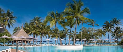 Piscine extérieure, parasols de plage, chaises longues