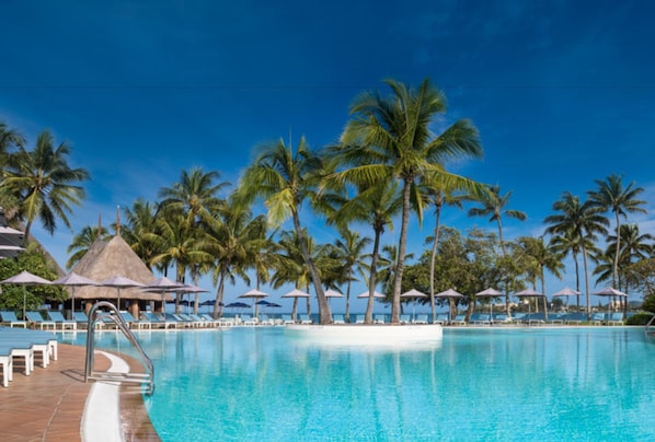 Piscine extérieure, parasols, chaises longues