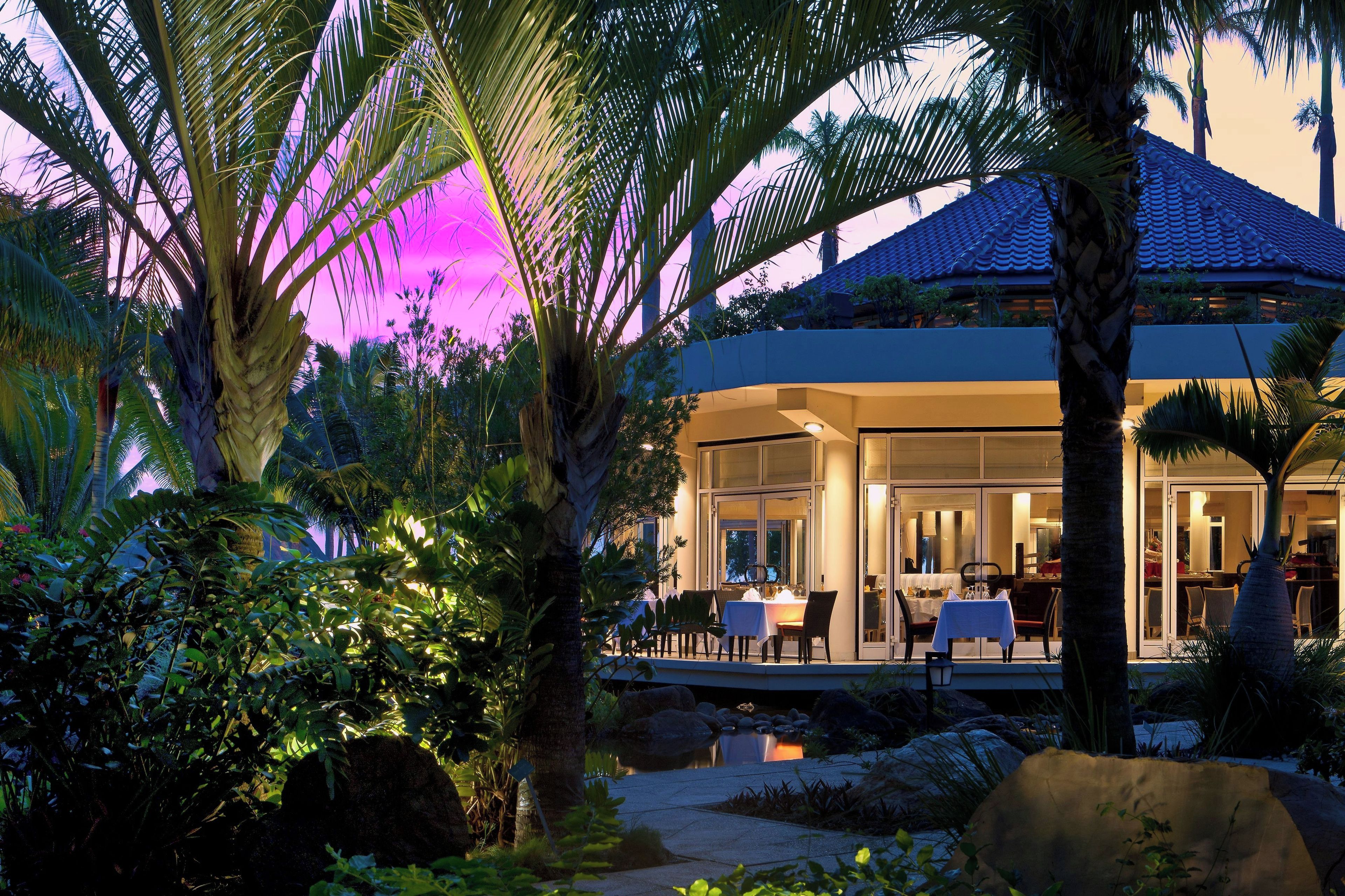 A resort with a dining area, outdoor seating, and a pool.