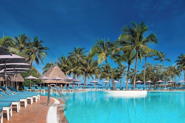 室外游泳池,池畔遮阳伞,日光浴躺椅