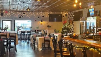 Breakfast, lunch, dinner served; American cuisine