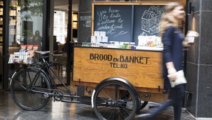 En motionscykel-vogn med et skilt, der viser teksten 'BROOD EN BANKET', og et telefonnummer.